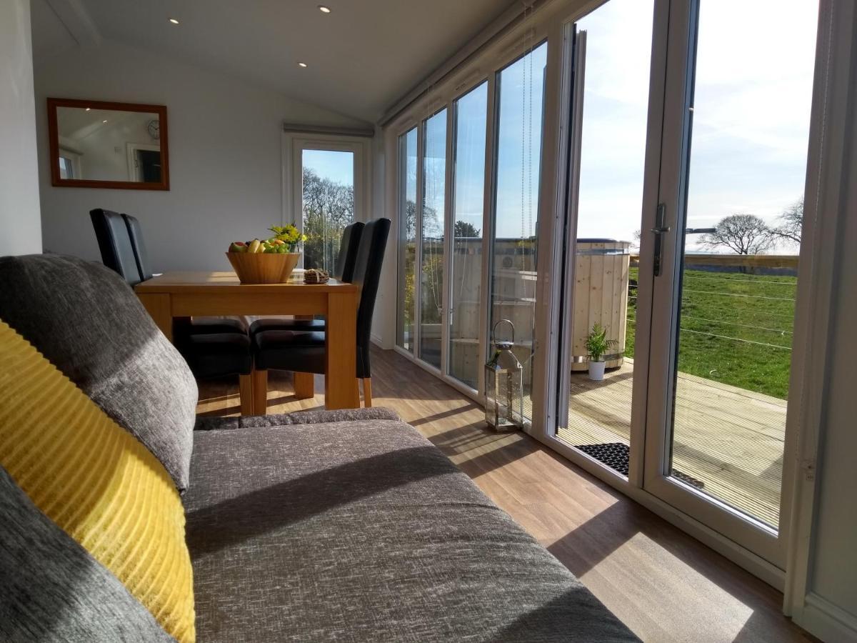 Cleeves Cabins Ailsa Luxury Lodge With Hot Tub Dalry  Exterior photo