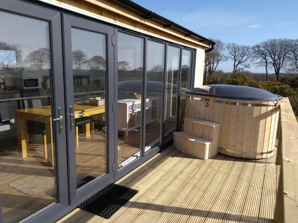 Cleeves Cabins Ailsa Luxury Lodge With Hot Tub Dalry  Exterior photo