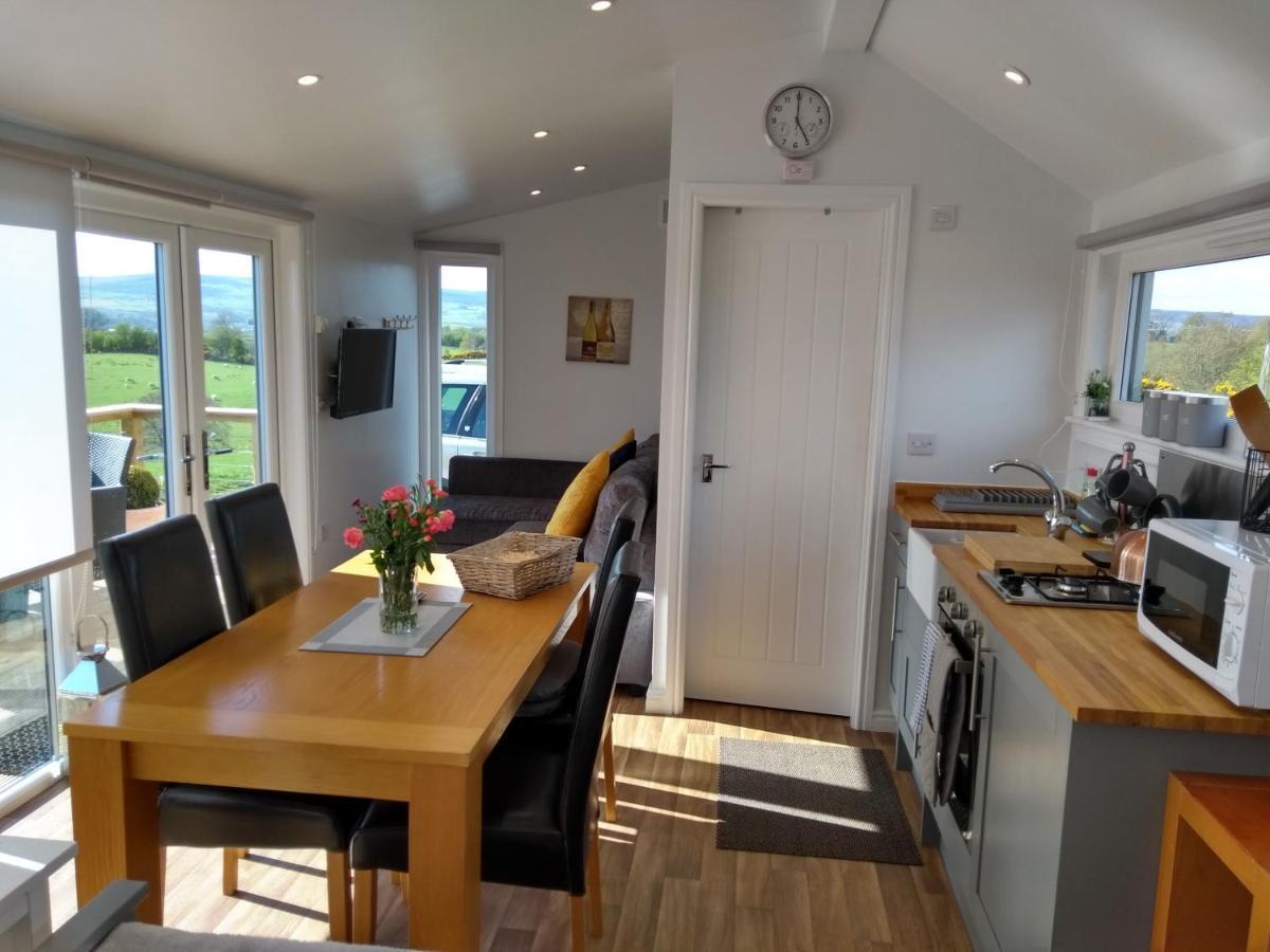 Cleeves Cabins Ailsa Luxury Lodge With Hot Tub Dalry  Exterior photo